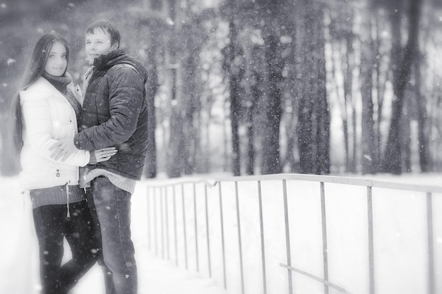 Een verliefd stel op een winterwandeling Man en vrouw op een date in het park in de winter Vrienden in een winterpark