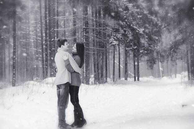 Een verliefd stel op een winterwandeling. Man en vrouw op een date in het park in de winter. Vrienden in een winterpark