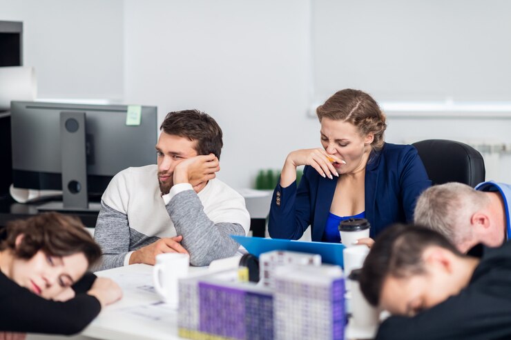 Een vermoeiende zakelijke bijeenkomst, niet-productieve, geeuwende, verveelde kantoormedewerkers tijdens een vergadering