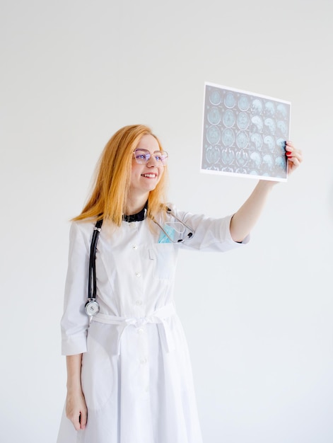 Een verpleegster observeert magnetische resonantie beeldvorming op een witte geïsoleerde achtergrond