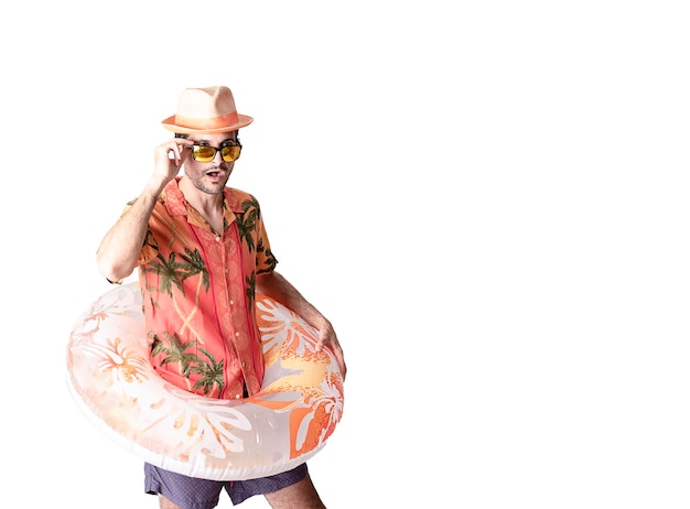 Foto een verraste jonge toerist in een opblaasbare vlotter kijkt door een zonnebril witte achtergrond