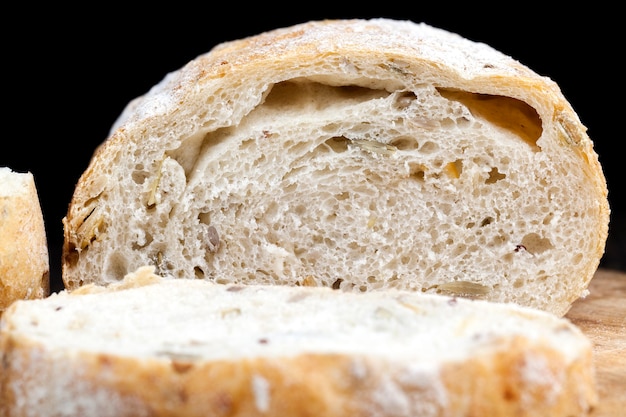 Een vers brood op tafel tijdens het koken, zacht vers brood met pompoenpitten en lijnzaad