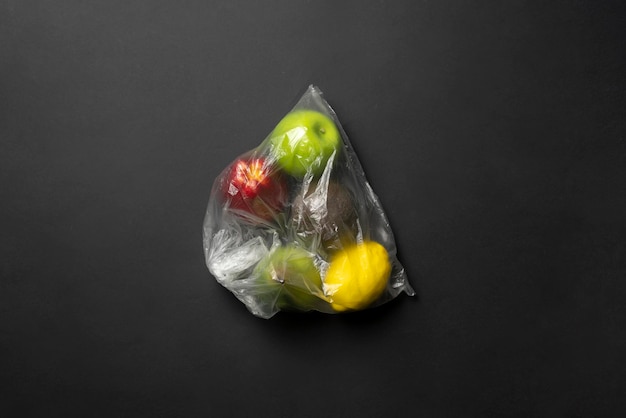Een vers fruit eten in de plastic zak verpakking appel sinaasappel banaan avocado