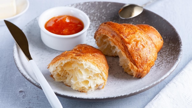 Een vers gebakken Franse Croissant boter en jam