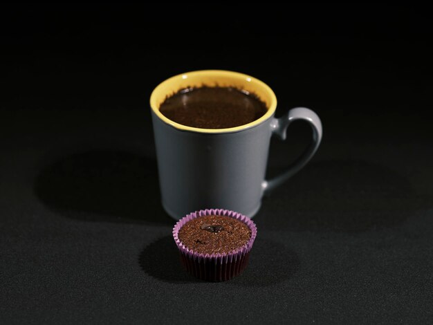 Een vers kopje koffie en chocoladetaart