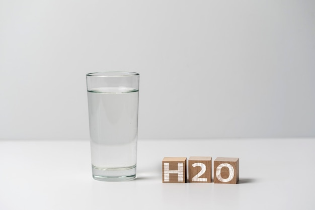 Een vers puur drinkwater houten blokjes met h2o tekst
