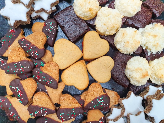 Een verscheidenheid aan cookies is gerangschikt in verschillende vormen.