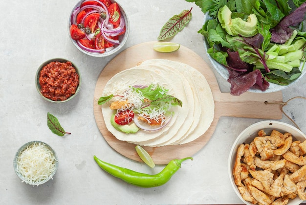 Een verscheidenheid aan eten, waaronder bonen, bonen en een salade.