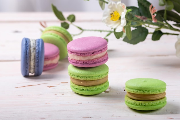 Een verscheidenheid aan Franse amandelkoekjes op een lichte houten tafel