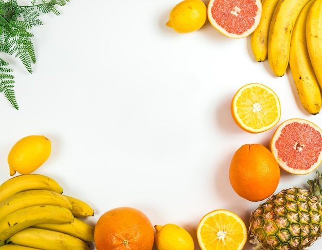 Een verscheidenheid aan fruit op een witte achtergrond