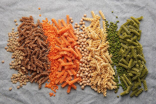 Een verscheidenheid aan fusilli pasta van verschillende soorten peulvruchten Glutenvrije pasta