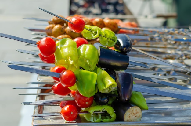 Een verscheidenheid aan groenten zijn op spiesjes op een grill.