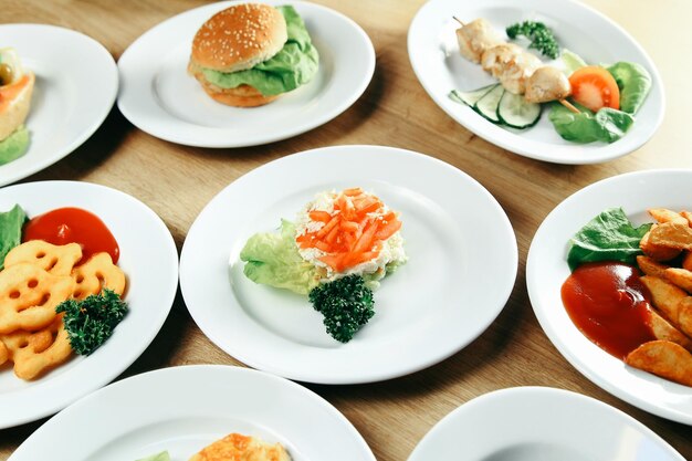 Een verscheidenheid aan heerlijke gerechten op tafel in restaurant