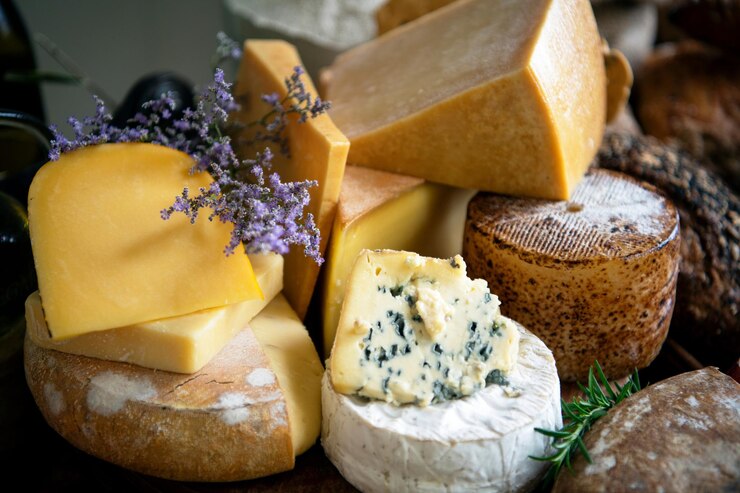 Foto een verscheidenheid aan kazen, waaronder kaas lavendel en lavendel