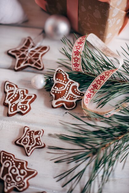 Een verscheidenheid aan kerstkoekjes worden aangelegd