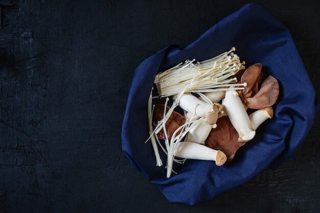 Een verscheidenheid aan paddestoelen in de stof.