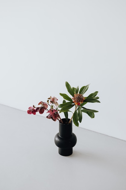 een verscheidenheid aan prachtige rode bloemen in een minimalistisch interieurfotoconcept