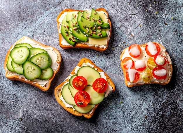 Foto een verscheidenheid aan sandwiches op een tafel