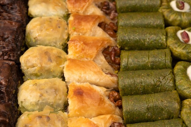 Een verscheidenheid aan Turkse zoete baklava Walnootbaklava