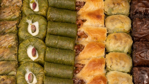 Een verscheidenheid aan Turkse zoete baklava Walnootbaklava