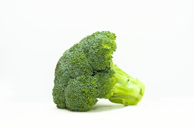 Een verse broccoli geïsoleerd op background