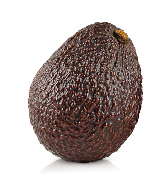 Een verse haas avocado op witte geïsoleerde achtergrond