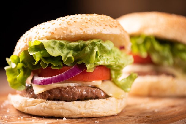 Een verse smakelijke hamburger en frietjes op houten tafel