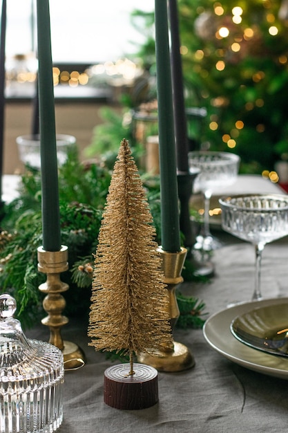 Een versierde kerst eettafel met kerstboom Restaraunt menu