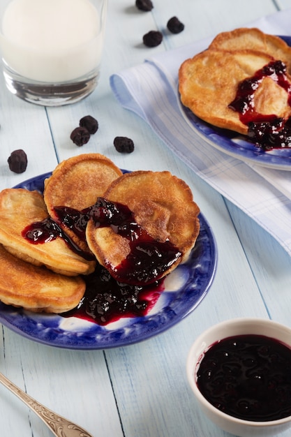 Een verticale foto van zelfgemaakte landelijke pannenkoeken met bessenjam