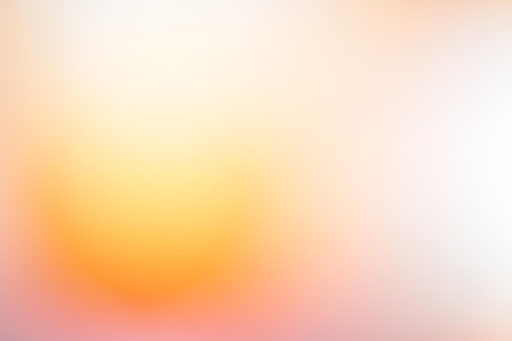 een vervaagd beeld van een zonsondergang met een vervaagd beeld van een zonnestroomhemel
