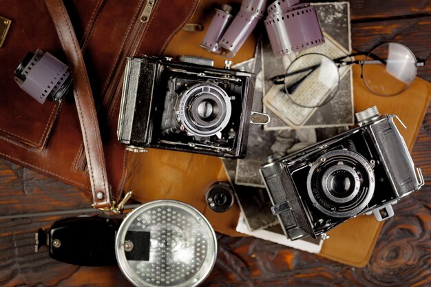 Een verzameling camera's, waaronder een waarop Nikon staat.