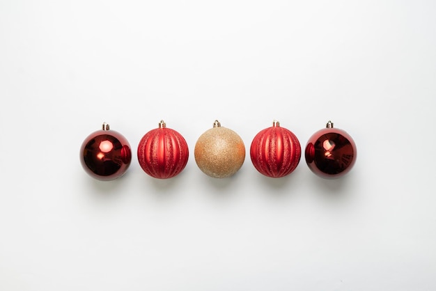 Een verzameling kerstballendecoratie-indeling met kerstballen