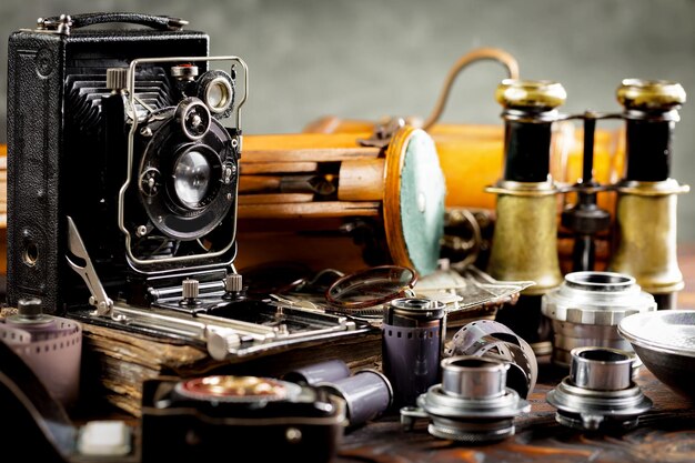 Een verzameling oude camera's en andere voorwerpen op een tafel