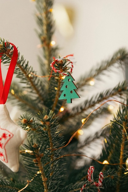 Een verzameling sieraden die aan een traditionele kerstboom hangen