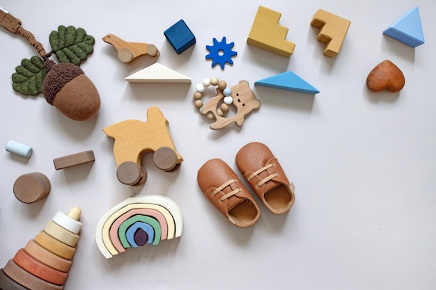 Een verzameling speelgoed waaronder een baby en een regenboog