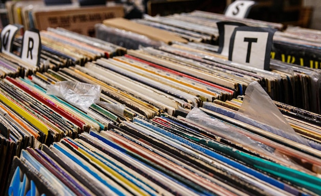 Foto een verzameling vinylplaten met het nummer 3 bovenaan.