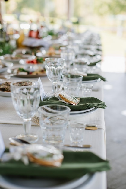 Een verzorgde tafel voor een vakantie of bruiloft in een restaurant