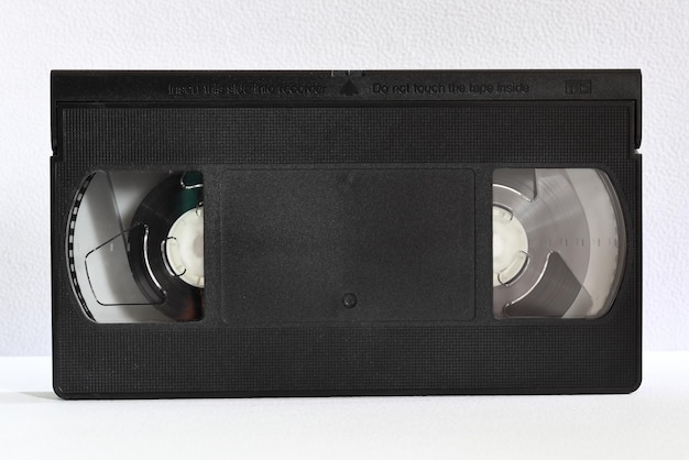 Foto een videocassette met analoge band, type vhs.