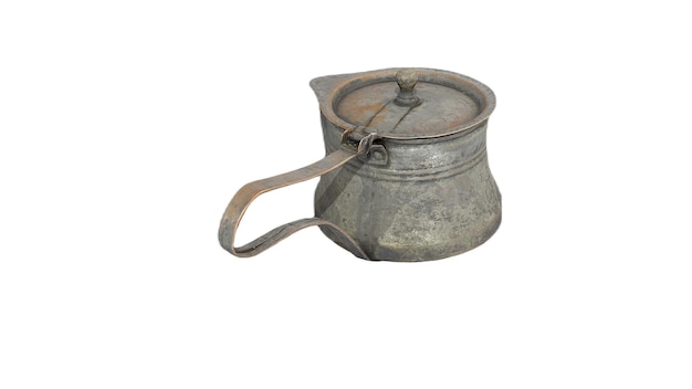 Een vintage gietijzeren pot met handvat en handvat.