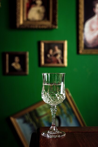 Een vintage glas witte wijn in een bar