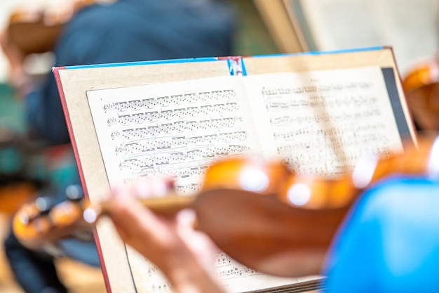 Een violist speelt bij een concert in de Philharmonic