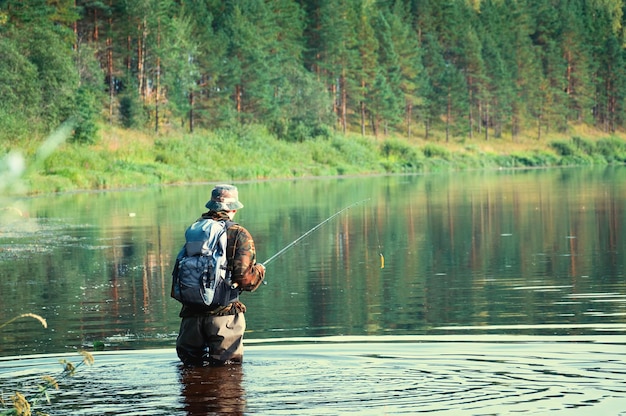 Een visser is aan het vissen in de zomer van de rivier de Wolga in Rusland