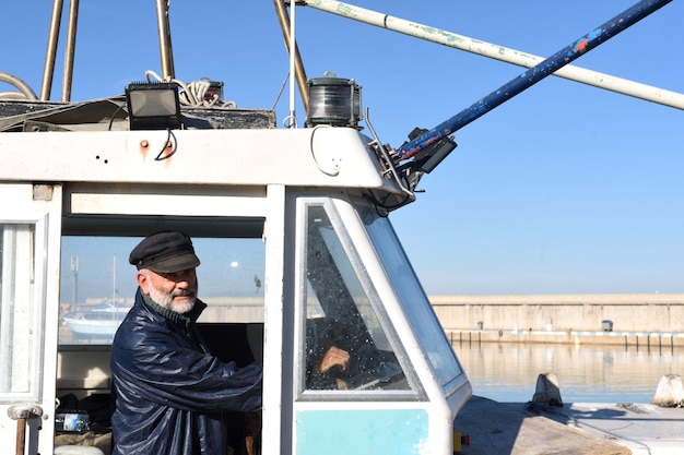 Een vissersboot besturen