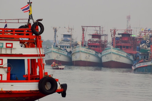 Een vissersboot is een boot om in de zee te vissen. Aan de kust lag een vissersboot afgemeerd en voer midden op zee. Opgenomen op 10 maart 2023 in Rayong, Thailand