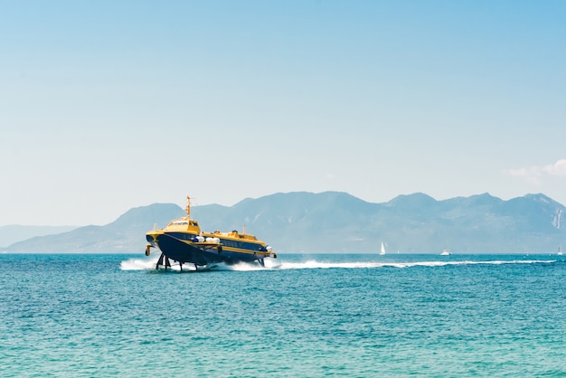 Een vleugelboot die de haven van het Griekse eiland Aegina, Griekenland nadert