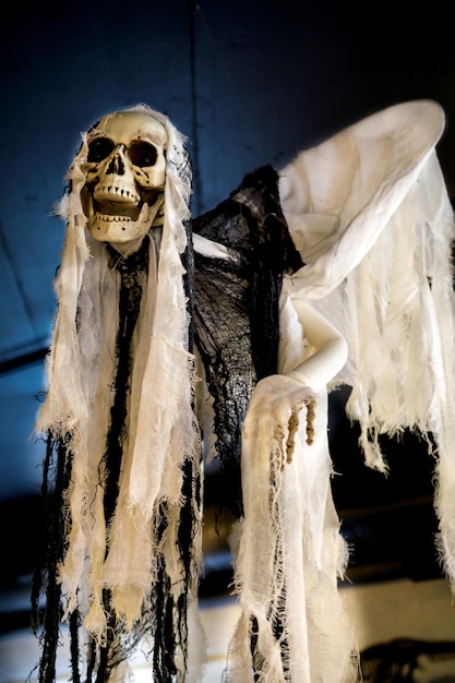 Foto een vliegend skelet vermomd als een geest op een zwarte achtergrond close-up halloween concept van hoge kwaliteit