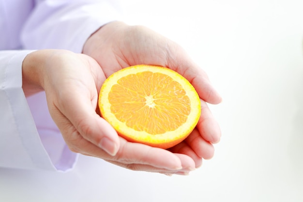 Een voedingsdeskundige heeft een sinaasappel Voedingsconcept voordelen van fruit voor een goede gezondheid