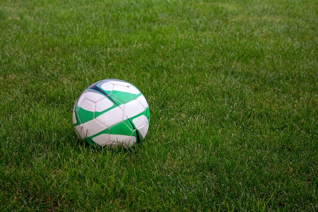 Foto een voetbal op het gras in zwart-wit