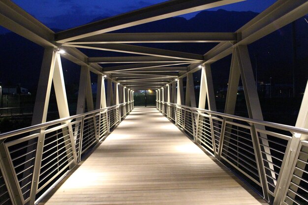 Foto een voetgangersbrug's nachts