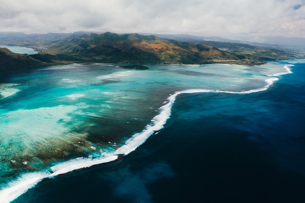 Een vogelvlucht van Le Morne Brabant, een UNESCO-werelderfgoed. Koraalrif van het eiland Mauritius.